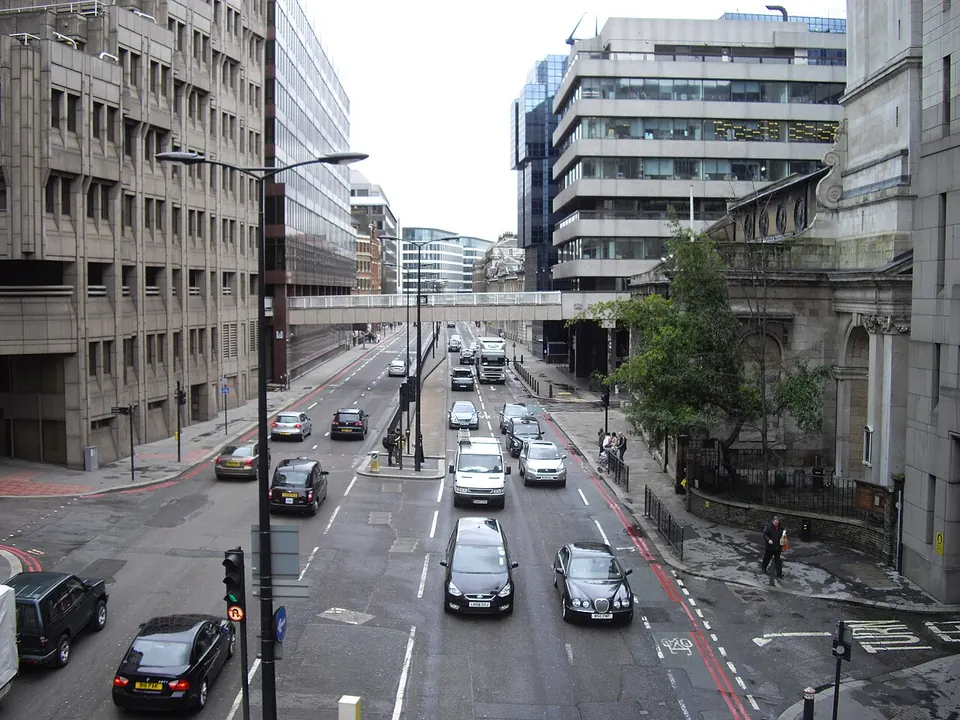 Vehicles travelling along Upper Thames Street in London